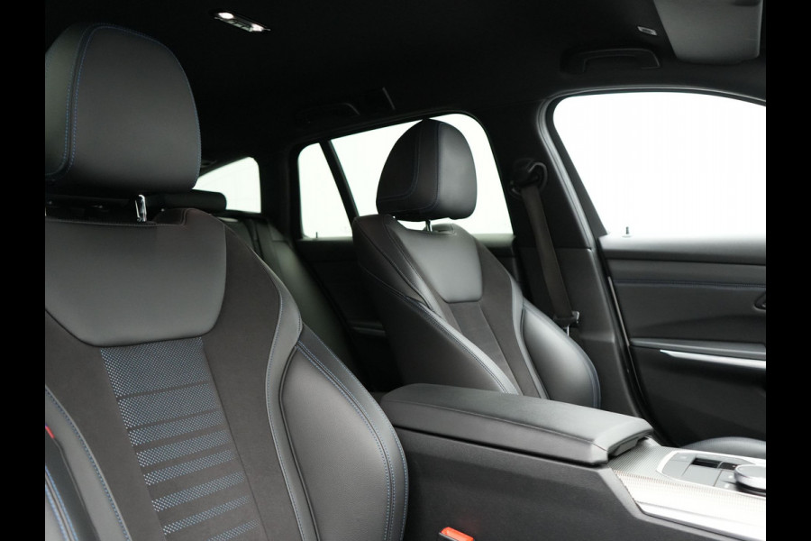 BMW 3 Serie Touring 320e M Sport Plug In Hybrid Dealer O.H PHEV | Adaptive Cruise | Alcantara Sportstoelen Verwarmd | 19"L.M | Sfeerverlichting | Carplay | DAB | Virtual | Navi Full Map |