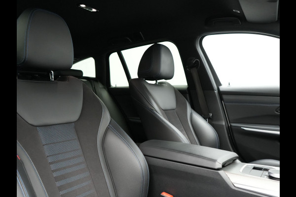 BMW 3 Serie Touring 320e M Sport Plug In Hybrid Dealer O.H PHEV | Adaptive Cruise | Alcantara Sportstoelen Verwarmd | 19"L.M | Sfeerverlichting | Carplay | DAB | Virtual | Navi Full Map |