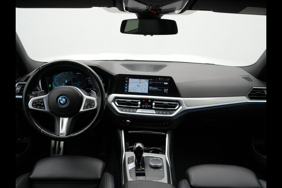 BMW 3 Serie Touring 320e M Sport Plug In Hybrid Dealer O.H PHEV | Adaptive Cruise | Alcantara Sportstoelen Verwarmd | 19"L.M | Sfeerverlichting | Carplay | DAB | Virtual | Navi Full Map |
