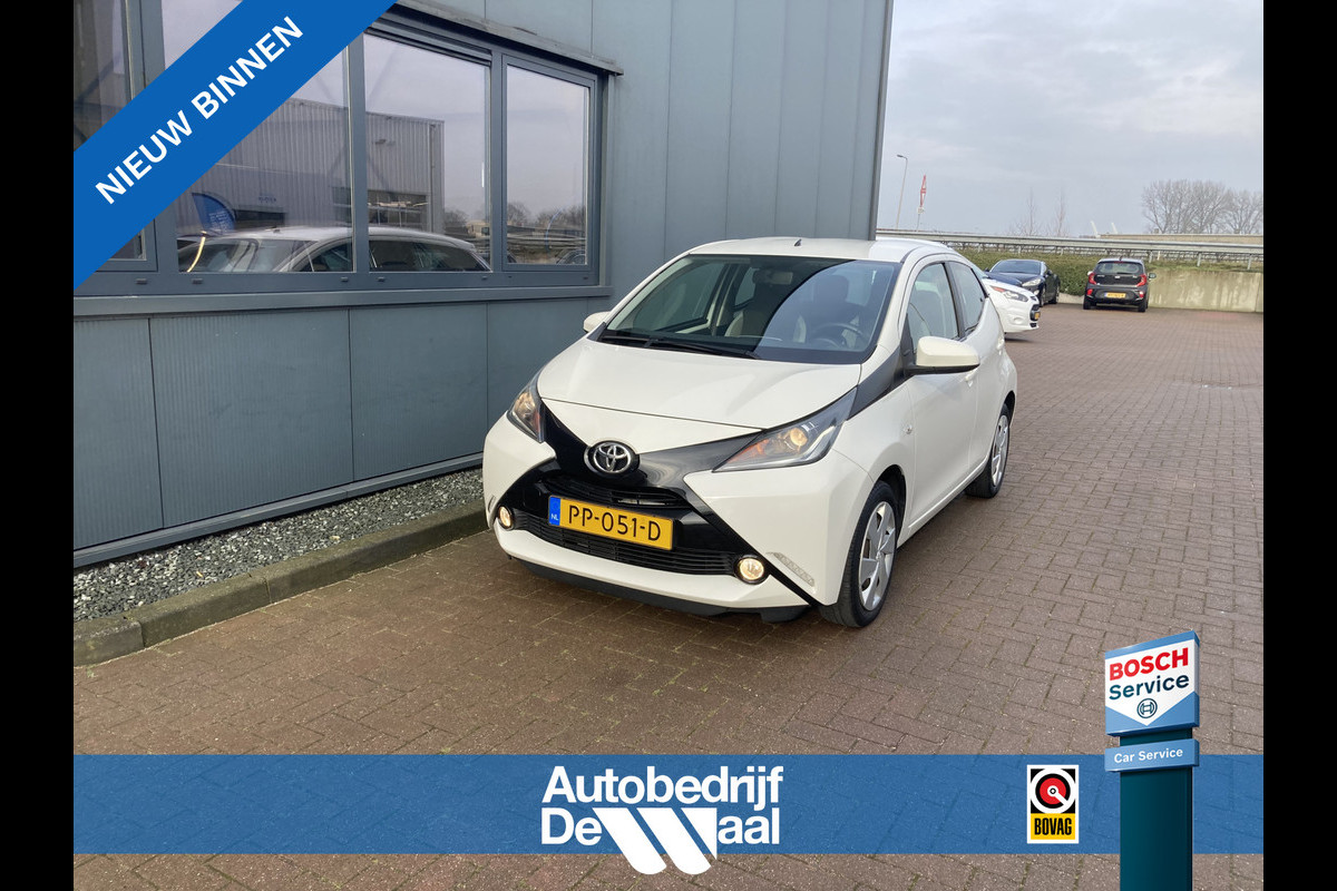 Toyota Aygo 1.0 VVT-i X-Play 5-drs. NAVI/CAMERA/AIRCO/MEDIA/LIMITER Toyota Aygo 1.0 VVT-i X-Play 5-drs. NAVI/CAMERA/AIRCO/MEDIA/LIMITER
