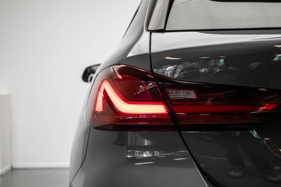 BMW 1-serie 120d xDrive High Executive Edition |Pano|Kuipstoel|HUD|Virtual|H&K|