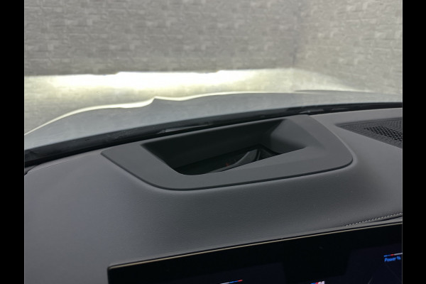 BMW X5 50e M-Sport Pro | 360 Camera | ACC | Carbon | Softclose | Head-Up | Stoelventilatie | Iconic-Glow | Harman-Kardon | Stuur, Stoelverwarming V+A | 4-Zone Clima | Keyless-Entry | Trekhaak | Ambient-Air | Indiv. Leder | Beker Koeling/Verwarmd | M-Gordels | 22'' | Iso-Glas |