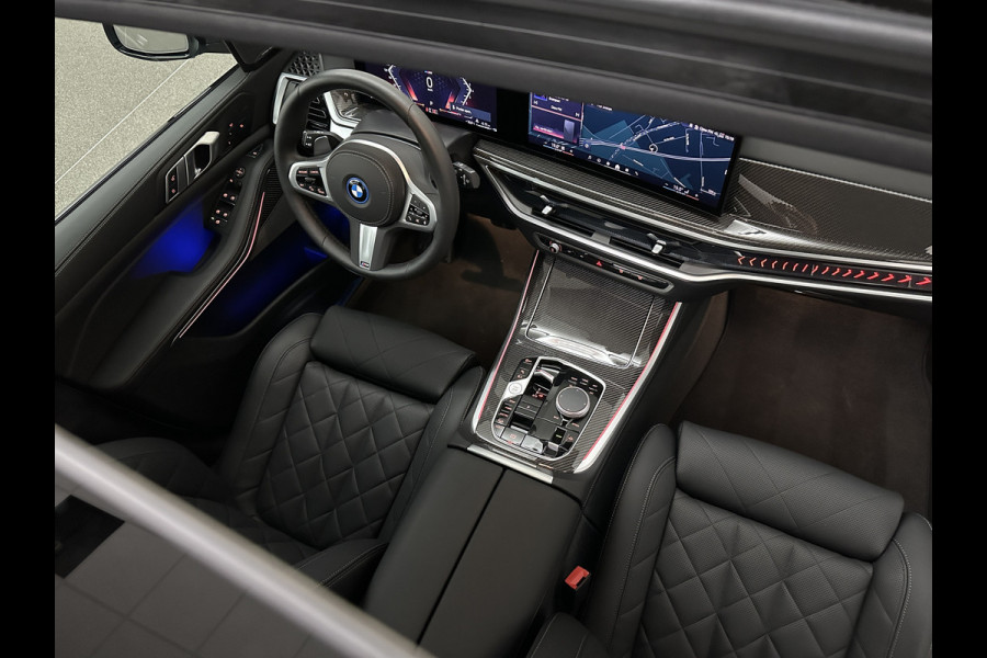 BMW X5 50e M-Sport Pro | 360 Camera | ACC | Carbon | Softclose | Head-Up | Stoelventilatie | Iconic-Glow | Harman-Kardon | Stuur, Stoelverwarming V+A | 4-Zone Clima | Keyless-Entry | Trekhaak | Ambient-Air | Indiv. Leder | Beker Koeling/Verwarmd | M-Gordels | 22'' | Iso-Glas |