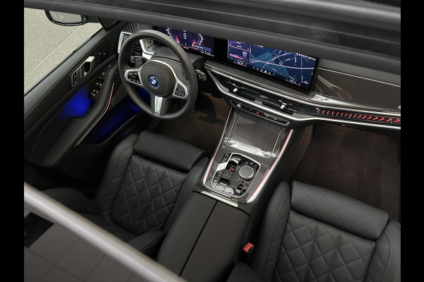 BMW X5 50e M-Sport Pro | 360 Camera | ACC | Carbon | Softclose | Head-Up | Stoelventilatie | Iconic-Glow | Harman-Kardon | Stuur, Stoelverwarming V+A | 4-Zone Clima | Keyless-Entry | Trekhaak | Ambient-Air | Indiv. Leder | Beker Koeling/Verwarmd | M-Gordels | 22'' | Iso-Glas |