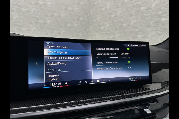 BMW X5 50e M-Sport Pro | 360 Camera | ACC | Carbon | Softclose | Head-Up | Stoelventilatie | Iconic-Glow | Harman-Kardon | Stuur, Stoelverwarming V+A | 4-Zone Clima | Keyless-Entry | Trekhaak | Ambient-Air | Indiv. Leder | Beker Koeling/Verwarmd | M-Gordels | 22'' | Iso-Glas |