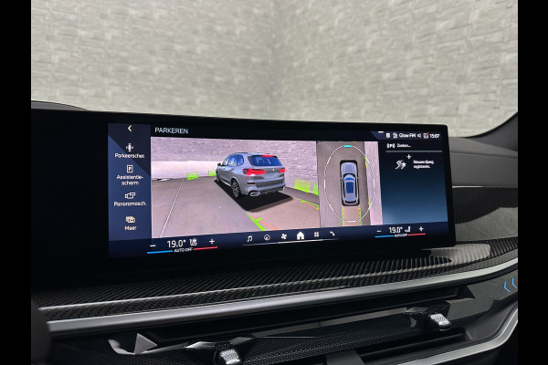 BMW X5 50e M-Sport Pro | 360 Camera | ACC | Carbon | Softclose | Head-Up | Stoelventilatie | Iconic-Glow | Harman-Kardon | Stuur, Stoelverwarming V+A | 4-Zone Clima | Keyless-Entry | Trekhaak | Ambient-Air | Indiv. Leder | Beker Koeling/Verwarmd | M-Gordels | 22'' | Iso-Glas |