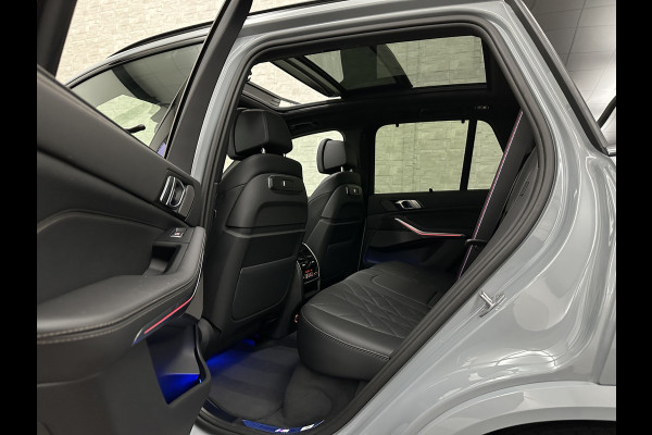 BMW X5 50e M-Sport Pro | 360 Camera | ACC | Carbon | Softclose | Head-Up | Stoelventilatie | Iconic-Glow | Harman-Kardon | Stuur, Stoelverwarming V+A | 4-Zone Clima | Keyless-Entry | Trekhaak | Ambient-Air | Indiv. Leder | Beker Koeling/Verwarmd | M-Gordels | 22'' | Iso-Glas |