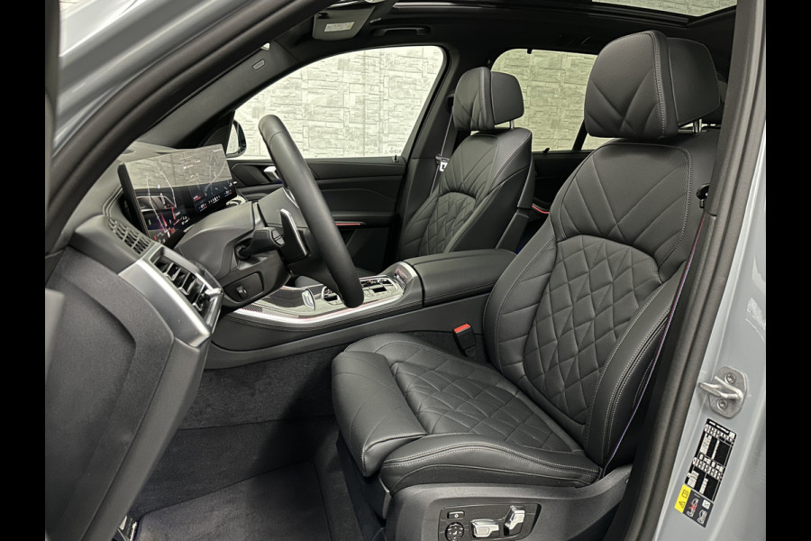 BMW X5 50e M-Sport Pro | 360 Camera | ACC | Carbon | Softclose | Head-Up | Stoelventilatie | Iconic-Glow | Harman-Kardon | Stuur, Stoelverwarming V+A | 4-Zone Clima | Keyless-Entry | Trekhaak | Ambient-Air | Indiv. Leder | Beker Koeling/Verwarmd | M-Gordels | 22'' | Iso-Glas |