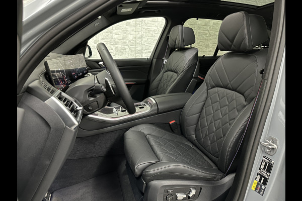 BMW X5 50e M-Sport Pro | 360 Camera | ACC | Carbon | Softclose | Head-Up | Stoelventilatie | Iconic-Glow | Harman-Kardon | Stuur, Stoelverwarming V+A | 4-Zone Clima | Keyless-Entry | Trekhaak | Ambient-Air | Indiv. Leder | Beker Koeling/Verwarmd | M-Gordels | 22'' | Iso-Glas |