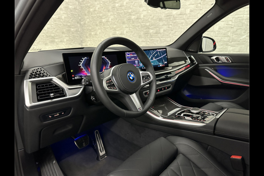 BMW X5 50e M-Sport Pro | 360 Camera | ACC | Carbon | Softclose | Head-Up | Stoelventilatie | Iconic-Glow | Harman-Kardon | Stuur, Stoelverwarming V+A | 4-Zone Clima | Keyless-Entry | Trekhaak | Ambient-Air | Indiv. Leder | Beker Koeling/Verwarmd | M-Gordels | 22'' | Iso-Glas |