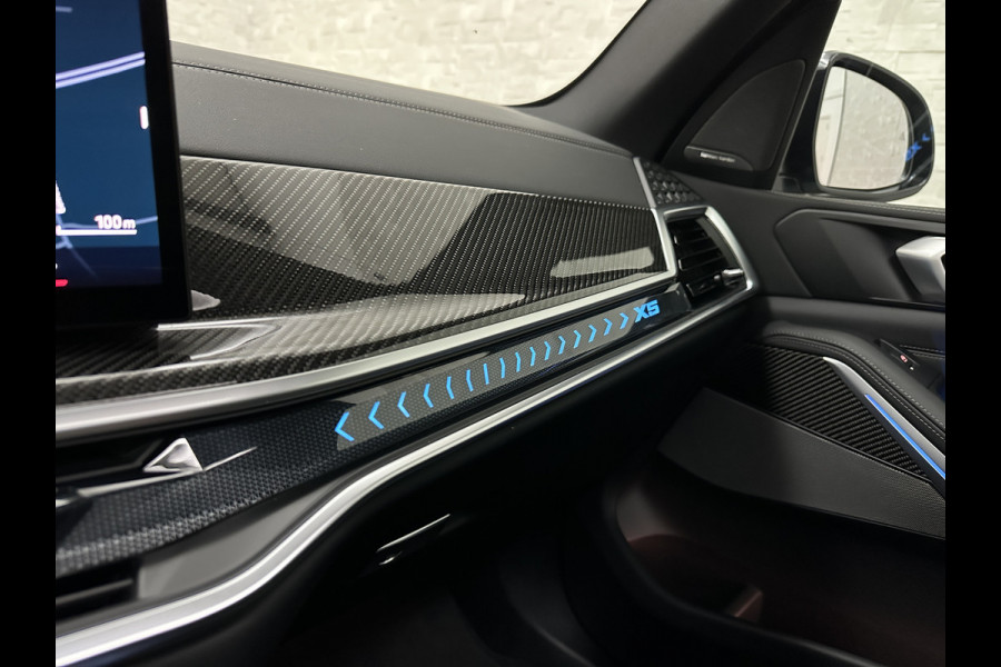 BMW X5 50e M-Sport Pro | 360 Camera | ACC | Carbon | Softclose | Head-Up | Stoelventilatie | Iconic-Glow | Harman-Kardon | Stuur, Stoelverwarming V+A | 4-Zone Clima | Keyless-Entry | Trekhaak | Ambient-Air | Indiv. Leder | Beker Koeling/Verwarmd | M-Gordels | 22'' | Iso-Glas |