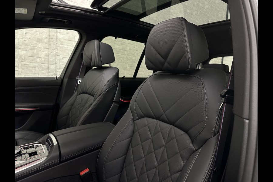 BMW X5 50e M-Sport Pro | 360 Camera | ACC | Carbon | Softclose | Head-Up | Stoelventilatie | Iconic-Glow | Harman-Kardon | Stuur, Stoelverwarming V+A | 4-Zone Clima | Keyless-Entry | Trekhaak | Ambient-Air | Indiv. Leder | Beker Koeling/Verwarmd | M-Gordels | 22'' | Iso-Glas |
