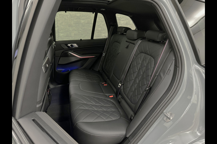 BMW X5 50e M-Sport Pro | 360 Camera | ACC | Carbon | Softclose | Head-Up | Stoelventilatie | Iconic-Glow | Harman-Kardon | Stuur, Stoelverwarming V+A | 4-Zone Clima | Keyless-Entry | Trekhaak | Ambient-Air | Indiv. Leder | Beker Koeling/Verwarmd | M-Gordels | 22'' | Iso-Glas |