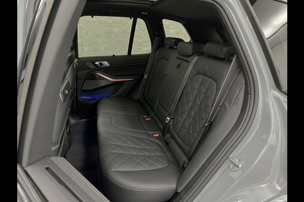 BMW X5 50e M-Sport Pro | 360 Camera | ACC | Carbon | Softclose | Head-Up | Stoelventilatie | Iconic-Glow | Harman-Kardon | Stuur, Stoelverwarming V+A | 4-Zone Clima | Keyless-Entry | Trekhaak | Ambient-Air | Indiv. Leder | Beker Koeling/Verwarmd | M-Gordels | 22'' | Iso-Glas |