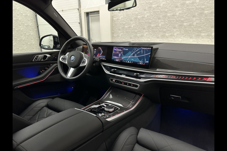 BMW X5 50e M-Sport Pro | 360 Camera | ACC | Carbon | Softclose | Head-Up | Stoelventilatie | Iconic-Glow | Harman-Kardon | Stuur, Stoelverwarming V+A | 4-Zone Clima | Keyless-Entry | Trekhaak | Ambient-Air | Indiv. Leder | Beker Koeling/Verwarmd | M-Gordels | 22'' | Iso-Glas |