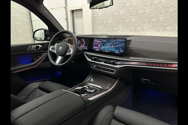 BMW X5 50e M-Sport Pro | 360 Camera | ACC | Carbon | Softclose | Head-Up | Stoelventilatie | Iconic-Glow | Harman-Kardon | Stuur, Stoelverwarming V+A | 4-Zone Clima | Keyless-Entry | Trekhaak | Ambient-Air | Indiv. Leder | Beker Koeling/Verwarmd | M-Gordels | 22'' | Iso-Glas |