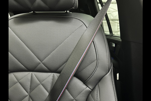 BMW X5 50e M-Sport Pro | 360 Camera | ACC | Carbon | Softclose | Head-Up | Stoelventilatie | Iconic-Glow | Harman-Kardon | Stuur, Stoelverwarming V+A | 4-Zone Clima | Keyless-Entry | Trekhaak | Ambient-Air | Indiv. Leder | Beker Koeling/Verwarmd | M-Gordels | 22'' | Iso-Glas |