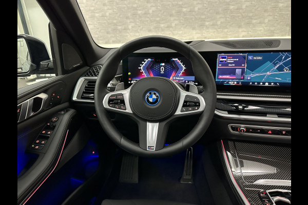 BMW X5 50e M-Sport Pro | 360 Camera | ACC | Carbon | Softclose | Head-Up | Stoelventilatie | Iconic-Glow | Harman-Kardon | Stuur, Stoelverwarming V+A | 4-Zone Clima | Keyless-Entry | Trekhaak | Ambient-Air | Indiv. Leder | Beker Koeling/Verwarmd | M-Gordels | 22'' | Iso-Glas |