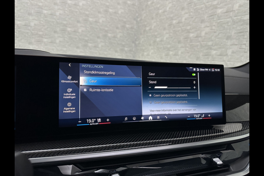 BMW X5 50e M-Sport Pro | 360 Camera | ACC | Carbon | Softclose | Head-Up | Stoelventilatie | Iconic-Glow | Harman-Kardon | Stuur, Stoelverwarming V+A | 4-Zone Clima | Keyless-Entry | Trekhaak | Ambient-Air | Indiv. Leder | Beker Koeling/Verwarmd | M-Gordels | 22'' | Iso-Glas |