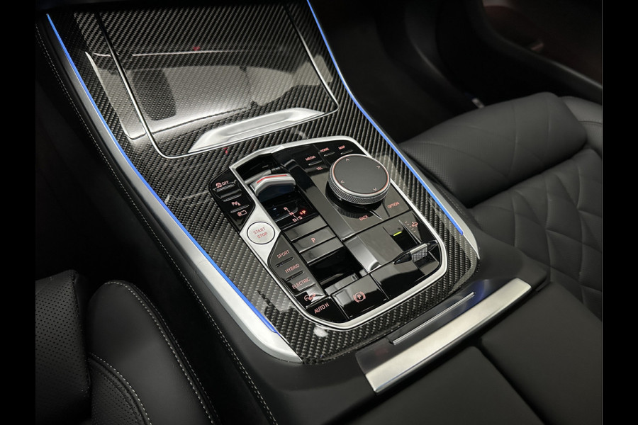 BMW X5 50e M-Sport Pro | 360 Camera | ACC | Carbon | Softclose | Head-Up | Stoelventilatie | Iconic-Glow | Harman-Kardon | Stuur, Stoelverwarming V+A | 4-Zone Clima | Keyless-Entry | Trekhaak | Ambient-Air | Indiv. Leder | Beker Koeling/Verwarmd | M-Gordels | 22'' | Iso-Glas |