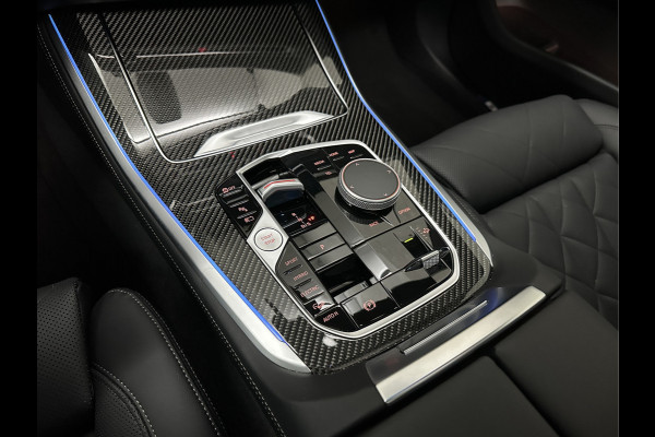 BMW X5 50e M-Sport Pro | 360 Camera | ACC | Carbon | Softclose | Head-Up | Stoelventilatie | Iconic-Glow | Harman-Kardon | Stuur, Stoelverwarming V+A | 4-Zone Clima | Keyless-Entry | Trekhaak | Ambient-Air | Indiv. Leder | Beker Koeling/Verwarmd | M-Gordels | 22'' | Iso-Glas |