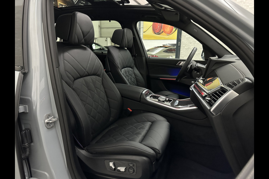 BMW X5 50e M-Sport Pro | 360 Camera | ACC | Carbon | Softclose | Head-Up | Stoelventilatie | Iconic-Glow | Harman-Kardon | Stuur, Stoelverwarming V+A | 4-Zone Clima | Keyless-Entry | Trekhaak | Ambient-Air | Indiv. Leder | Beker Koeling/Verwarmd | M-Gordels | 22'' | Iso-Glas |