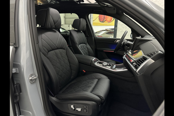 BMW X5 50e M-Sport Pro | 360 Camera | ACC | Carbon | Softclose | Head-Up | Stoelventilatie | Iconic-Glow | Harman-Kardon | Stuur, Stoelverwarming V+A | 4-Zone Clima | Keyless-Entry | Trekhaak | Ambient-Air | Indiv. Leder | Beker Koeling/Verwarmd | M-Gordels | 22'' | Iso-Glas |