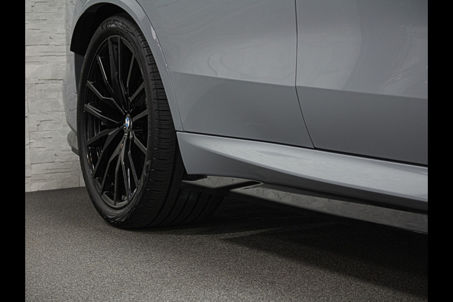 BMW X5 50e M-Sport Pro | 360 Camera | ACC | Carbon | Softclose | Head-Up | Stoelventilatie | Iconic-Glow | Harman-Kardon | Stuur, Stoelverwarming V+A | 4-Zone Clima | Keyless-Entry | Trekhaak | Ambient-Air | Indiv. Leder | Beker Koeling/Verwarmd | M-Gordels | 22'' | Iso-Glas |