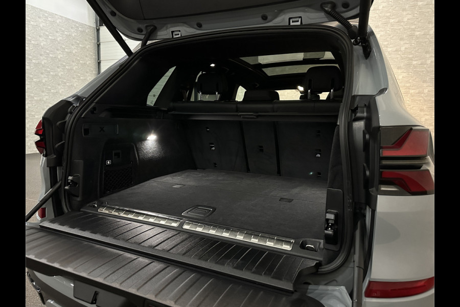 BMW X5 50e M-Sport Pro | 360 Camera | ACC | Carbon | Softclose | Head-Up | Stoelventilatie | Iconic-Glow | Harman-Kardon | Stuur, Stoelverwarming V+A | 4-Zone Clima | Keyless-Entry | Trekhaak | Ambient-Air | Indiv. Leder | Beker Koeling/Verwarmd | M-Gordels | 22'' | Iso-Glas |