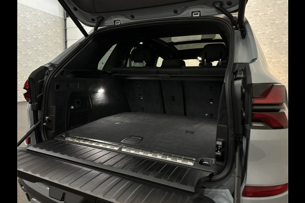 BMW X5 50e M-Sport Pro | 360 Camera | ACC | Carbon | Softclose | Head-Up | Stoelventilatie | Iconic-Glow | Harman-Kardon | Stuur, Stoelverwarming V+A | 4-Zone Clima | Keyless-Entry | Trekhaak | Ambient-Air | Indiv. Leder | Beker Koeling/Verwarmd | M-Gordels | 22'' | Iso-Glas |