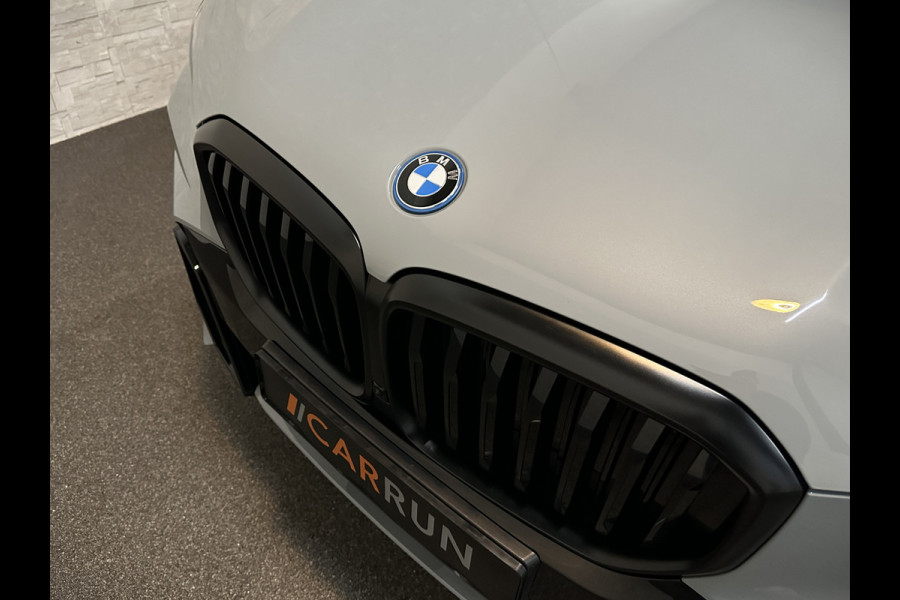 BMW X5 50e M-Sport Pro | 360 Camera | ACC | Carbon | Softclose | Head-Up | Stoelventilatie | Iconic-Glow | Harman-Kardon | Stuur, Stoelverwarming V+A | 4-Zone Clima | Keyless-Entry | Trekhaak | Ambient-Air | Indiv. Leder | Beker Koeling/Verwarmd | M-Gordels | 22'' | Iso-Glas |