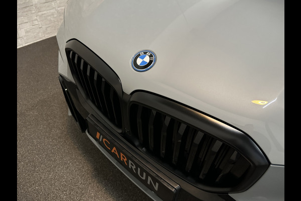 BMW X5 50e M-Sport Pro | 360 Camera | ACC | Carbon | Softclose | Head-Up | Stoelventilatie | Iconic-Glow | Harman-Kardon | Stuur, Stoelverwarming V+A | 4-Zone Clima | Keyless-Entry | Trekhaak | Ambient-Air | Indiv. Leder | Beker Koeling/Verwarmd | M-Gordels | 22'' | Iso-Glas |
