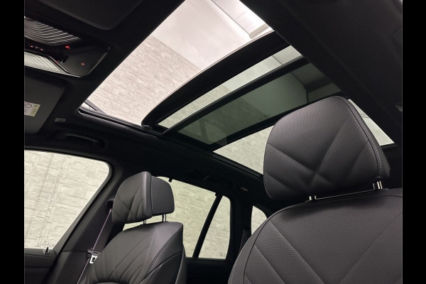 BMW X5 50e M-Sport Pro | 360 Camera | ACC | Carbon | Softclose | Head-Up | Stoelventilatie | Iconic-Glow | Harman-Kardon | Stuur, Stoelverwarming V+A | 4-Zone Clima | Keyless-Entry | Trekhaak | Ambient-Air | Indiv. Leder | Beker Koeling/Verwarmd | M-Gordels | 22'' | Iso-Glas |