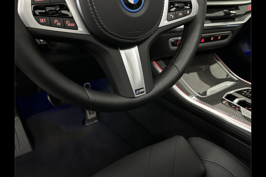 BMW X5 50e M-Sport Pro | 360 Camera | ACC | Carbon | Softclose | Head-Up | Stoelventilatie | Iconic-Glow | Harman-Kardon | Stuur, Stoelverwarming V+A | 4-Zone Clima | Keyless-Entry | Trekhaak | Ambient-Air | Indiv. Leder | Beker Koeling/Verwarmd | M-Gordels | 22'' | Iso-Glas |