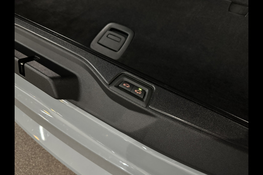 BMW X5 50e M-Sport Pro | 360 Camera | ACC | Carbon | Softclose | Head-Up | Stoelventilatie | Iconic-Glow | Harman-Kardon | Stuur, Stoelverwarming V+A | 4-Zone Clima | Keyless-Entry | Trekhaak | Ambient-Air | Indiv. Leder | Beker Koeling/Verwarmd | M-Gordels | 22'' | Iso-Glas |