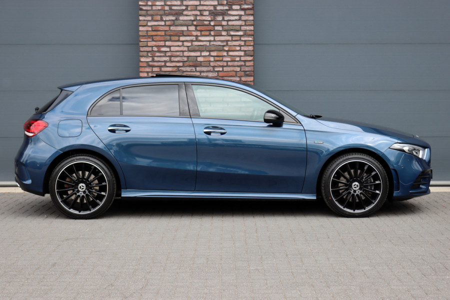 Mercedes-Benz A-Klasse 250 e AMG Line Aut8 | Panoramadak | Memory | Camera | Keyless Go | Multibeam LED | Stoelverwarming | Nightpakket | Advanced Sound System | Zitcomfortpakket |