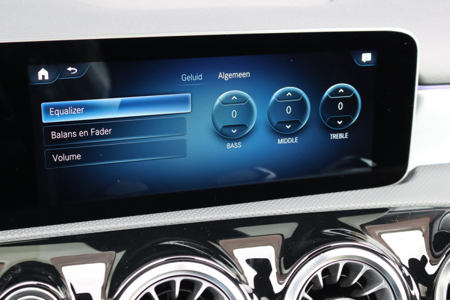 Mercedes-Benz A-Klasse 250 e AMG Line Aut8 | Panoramadak | Memory | Camera | Keyless Go | Multibeam LED | Stoelverwarming | Nightpakket | Advanced Sound System | Zitcomfortpakket |