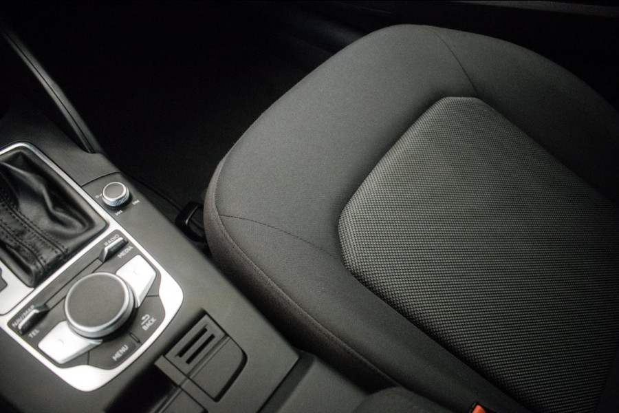 Audi A3 Sportback 35 TFSI 150PK Automaat Black Edition ORG NL [ Bi-Xenon 18 Inch S Line Velgen Climate Control Parkeersensoren ]