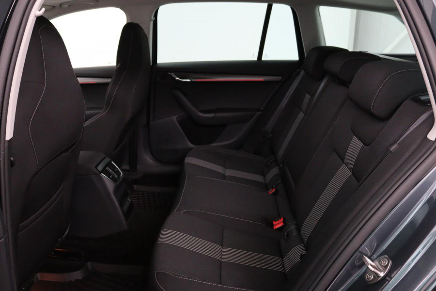 Škoda Octavia 1.0 TSI Style | Panoramadak | Stoelverwarming | Adaptive cruise | Trekhaak | Carplay | Climate control | Sportstoelen
