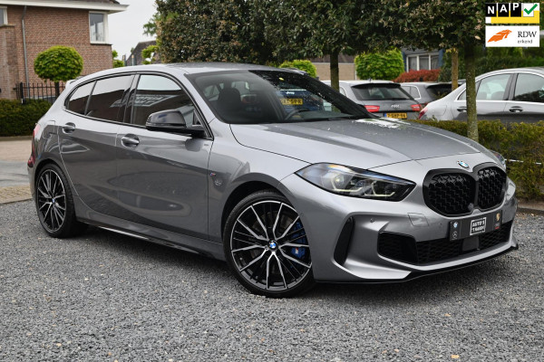 BMW 1-serie M135i xDrive High Executive Color Vision 306 PK Dealer o.h Harman Kardon Camera 19''