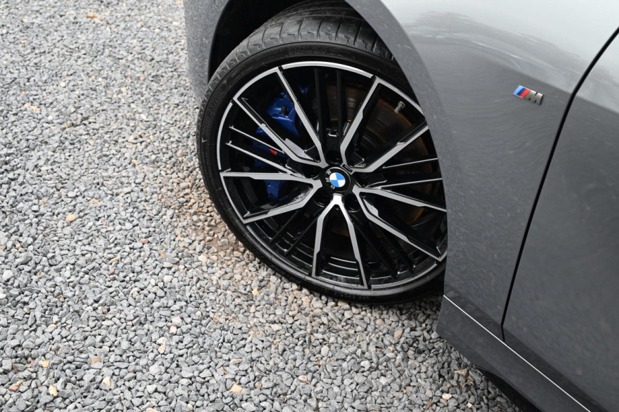 BMW 1-serie M135i xDrive High Executive Color Vision 306 PK Dealer o.h Harman Kardon Camera 19''