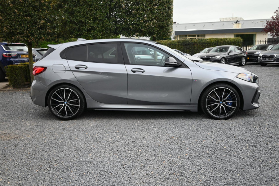 BMW 1-serie M135i xDrive High Executive Color Vision 306 PK Dealer o.h Harman Kardon Camera 19''