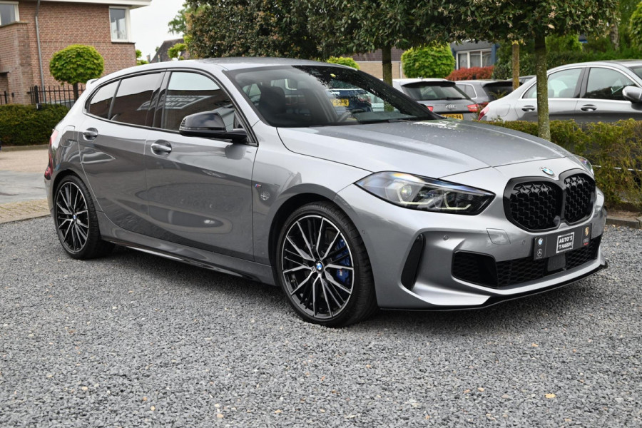 BMW 1-serie M135i xDrive High Executive Color Vision 306 PK Dealer o.h Harman Kardon Camera 19''