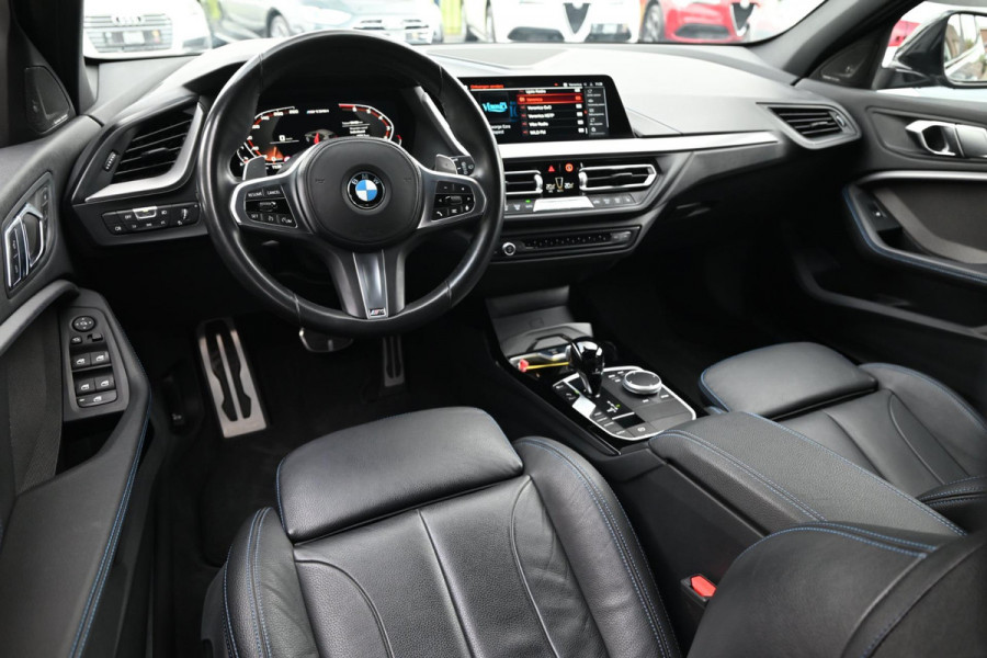 BMW 1-serie M135i xDrive High Executive Color Vision 306 PK Dealer o.h Harman Kardon Camera 19''