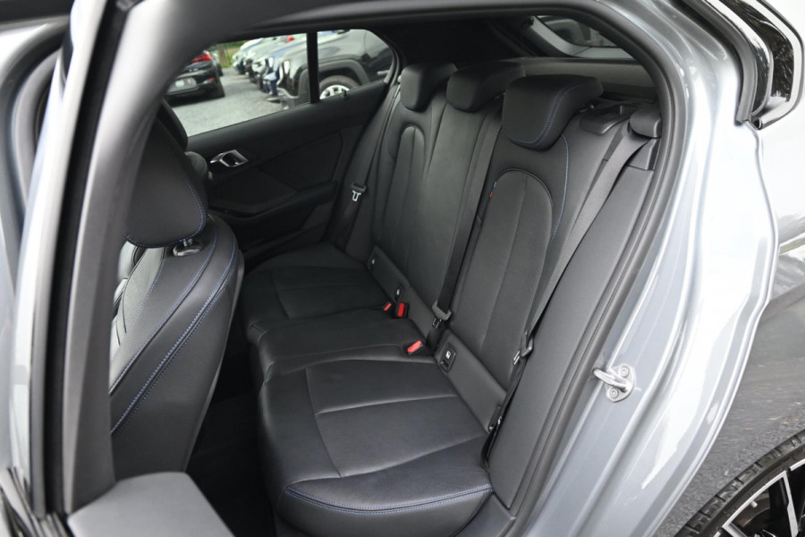 BMW 1-serie M135i xDrive High Executive Color Vision 306 PK Dealer o.h Harman Kardon Camera 19''