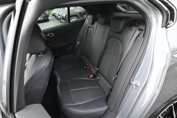 BMW 1-serie M135i xDrive High Executive Color Vision 306 PK Dealer o.h Harman Kardon Camera 19''