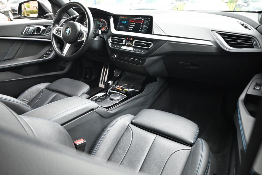 BMW 1-serie M135i xDrive High Executive Color Vision 306 PK Dealer o.h Harman Kardon Camera 19''