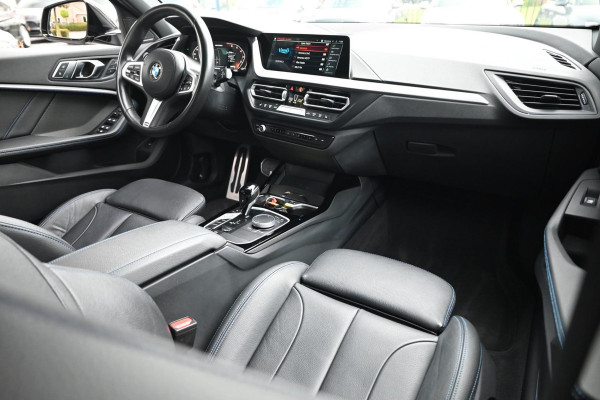 BMW 1-serie M135i xDrive High Executive Color Vision 306 PK Dealer o.h Harman Kardon Camera 19''
