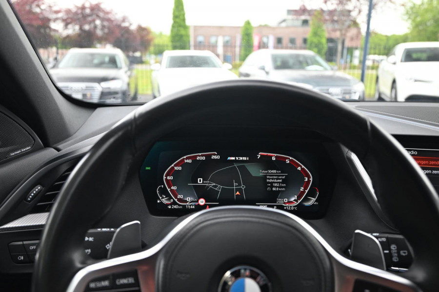 BMW 1-serie M135i xDrive High Executive Color Vision 306 PK Dealer o.h Harman Kardon Camera 19''