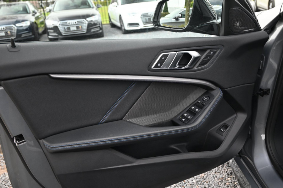BMW 1-serie M135i xDrive High Executive Color Vision 306 PK Dealer o.h Harman Kardon Camera 19''